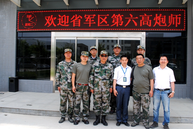 省军区高炮师领导参观DB多宝体育网址电气(图1)