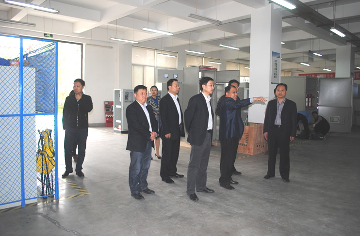 高新区管委会副主任王宽让一行莅临DB多宝体育网址考察(图2)
